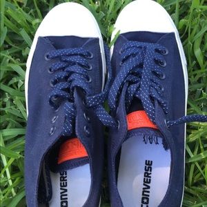 converse with orange tag